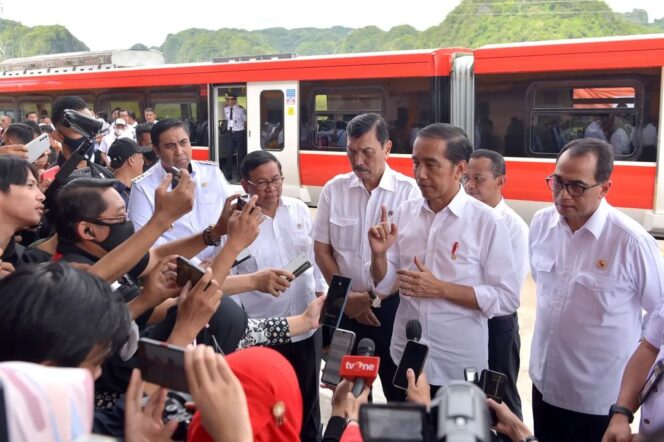 
 Presiden Jokowi saat meresmikan pengoperasian jalur kereta api Makassar-Parepare (dok. Sekretariat Presiden)