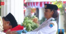 Momen Prabowo Cium Bendera Merah Putih Sebelum Dikibarkan Paskibraka