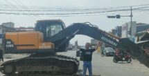 Demo Luwu Raya Kian Meluas, Warga Kini Blokade Jalan dengan Ekskavator